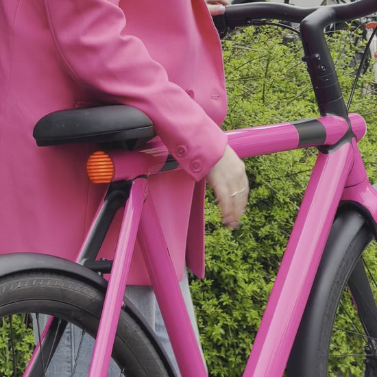 VanMoof S2/S3 met fel roze wrap