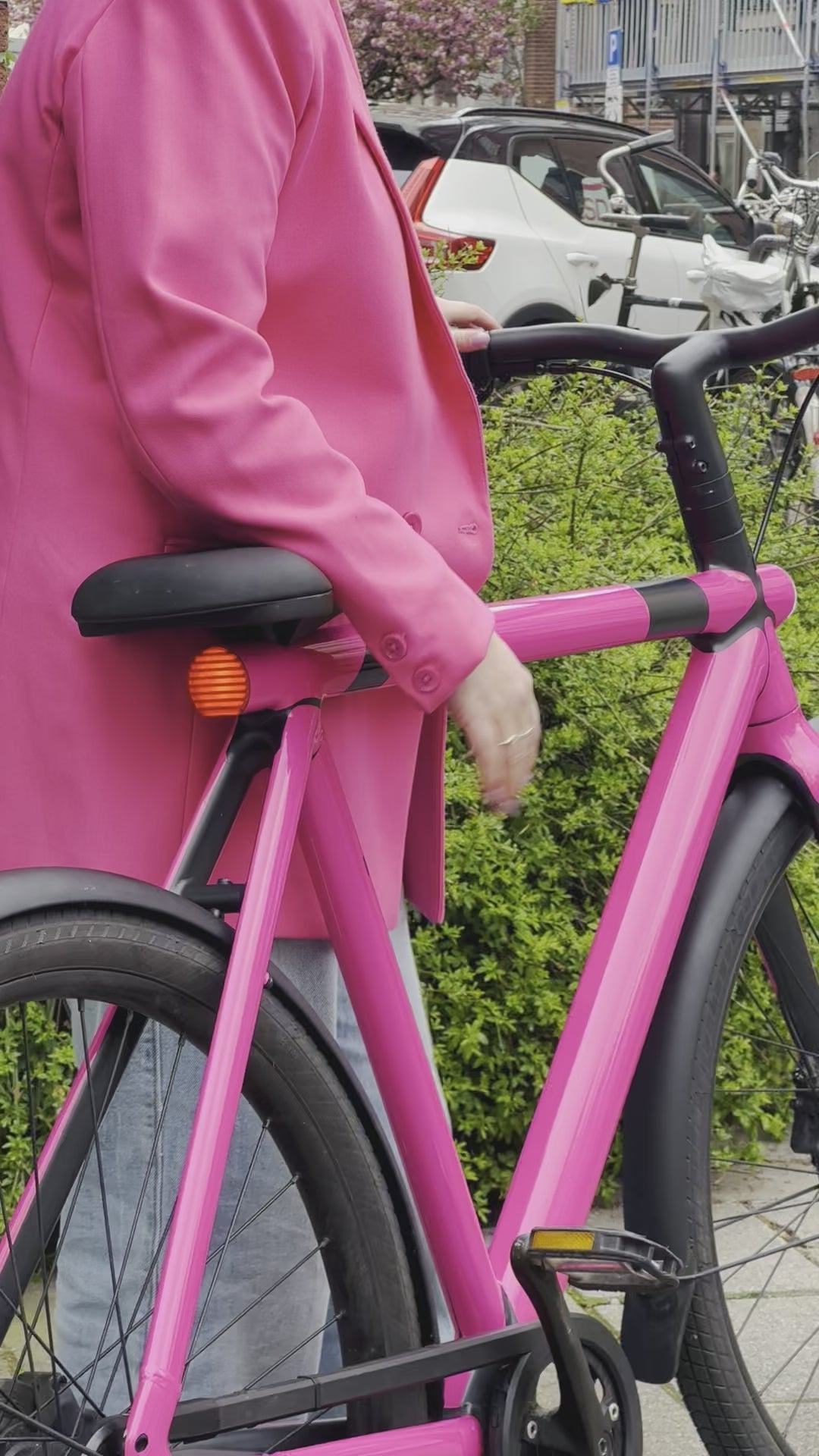 VanMoof S2/S3 met fel roze wrap