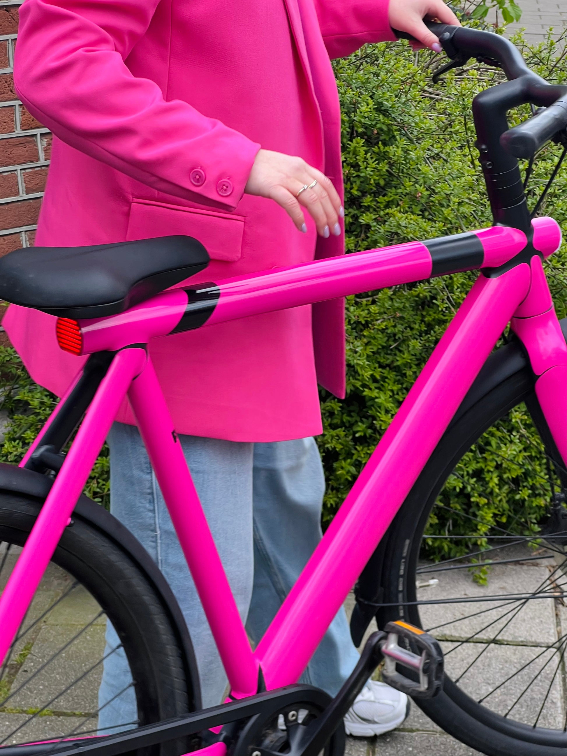 VanMoof S2/S3 met fel roze wrap